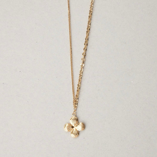 Collier pendentif trèfle doré