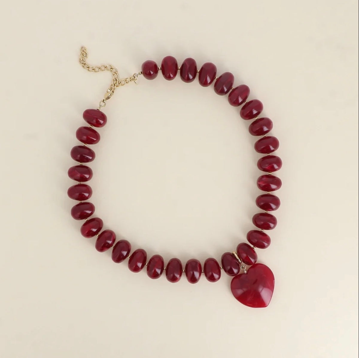 Collier perles de résine et pendentif coeur