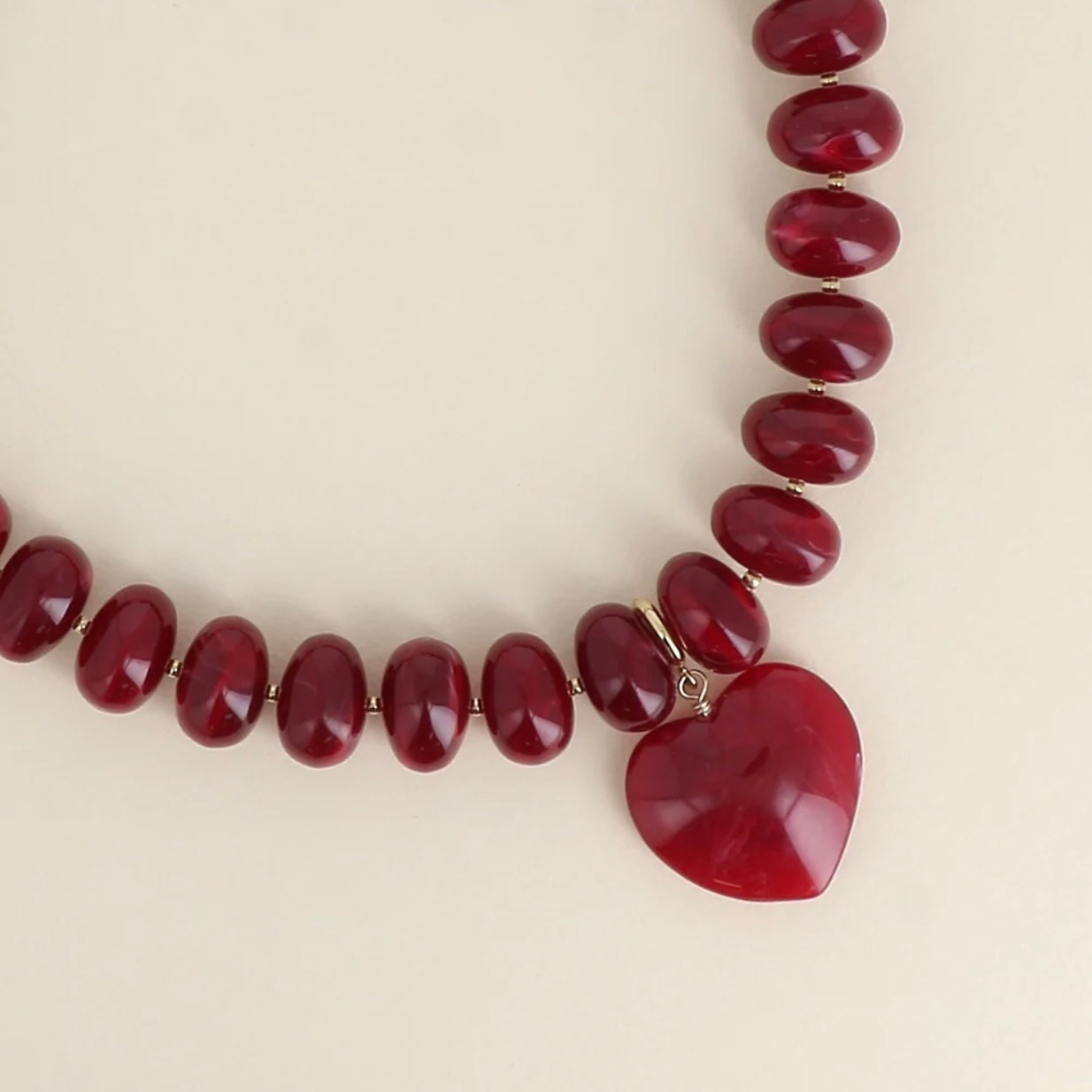 Collier perles de résine et pendentif coeur