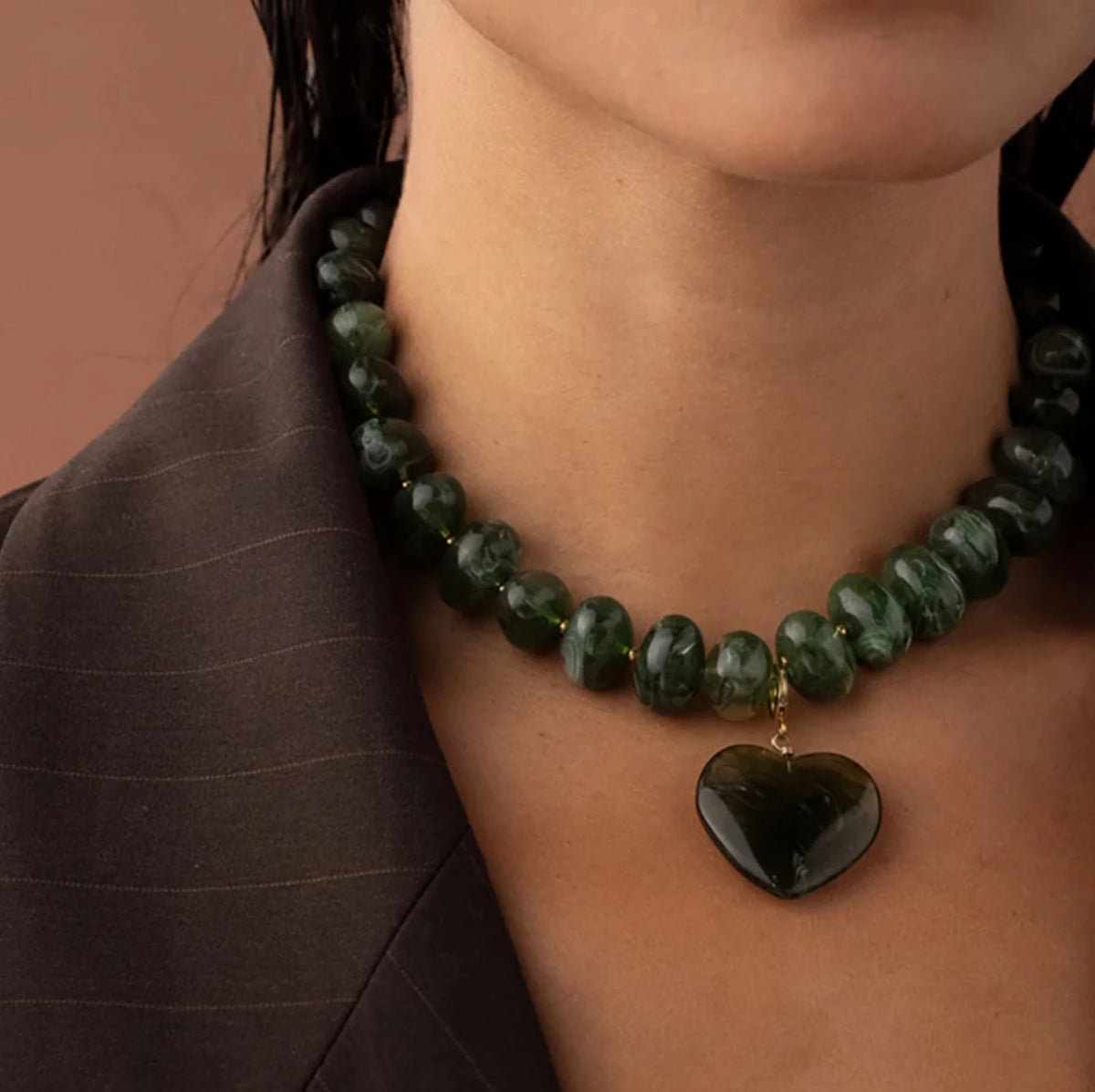 Collier perles de résine et pendentif coeur