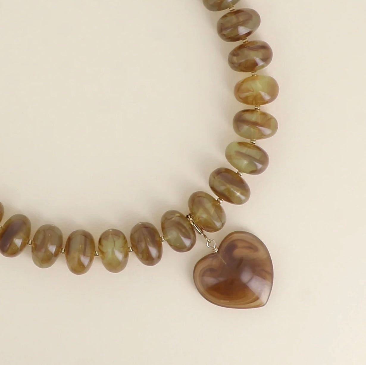 Collier perles de résine et pendentif coeur