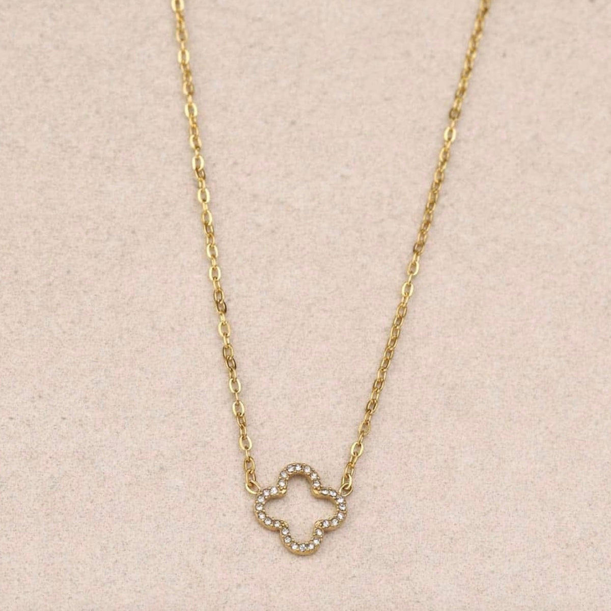 Collier trèfle ajouré avec strass en zircon