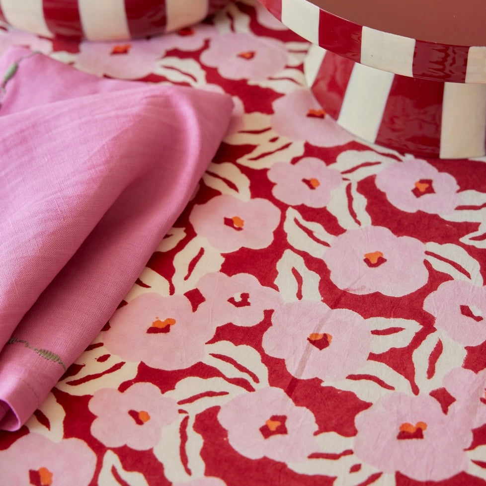 Nappe bordeaux fleurs roses