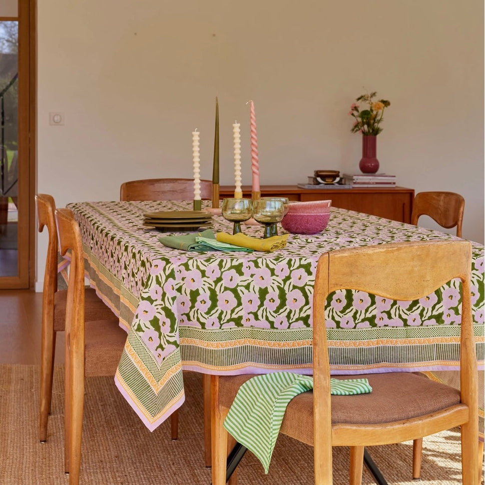 Nappe verte fleurs mauves