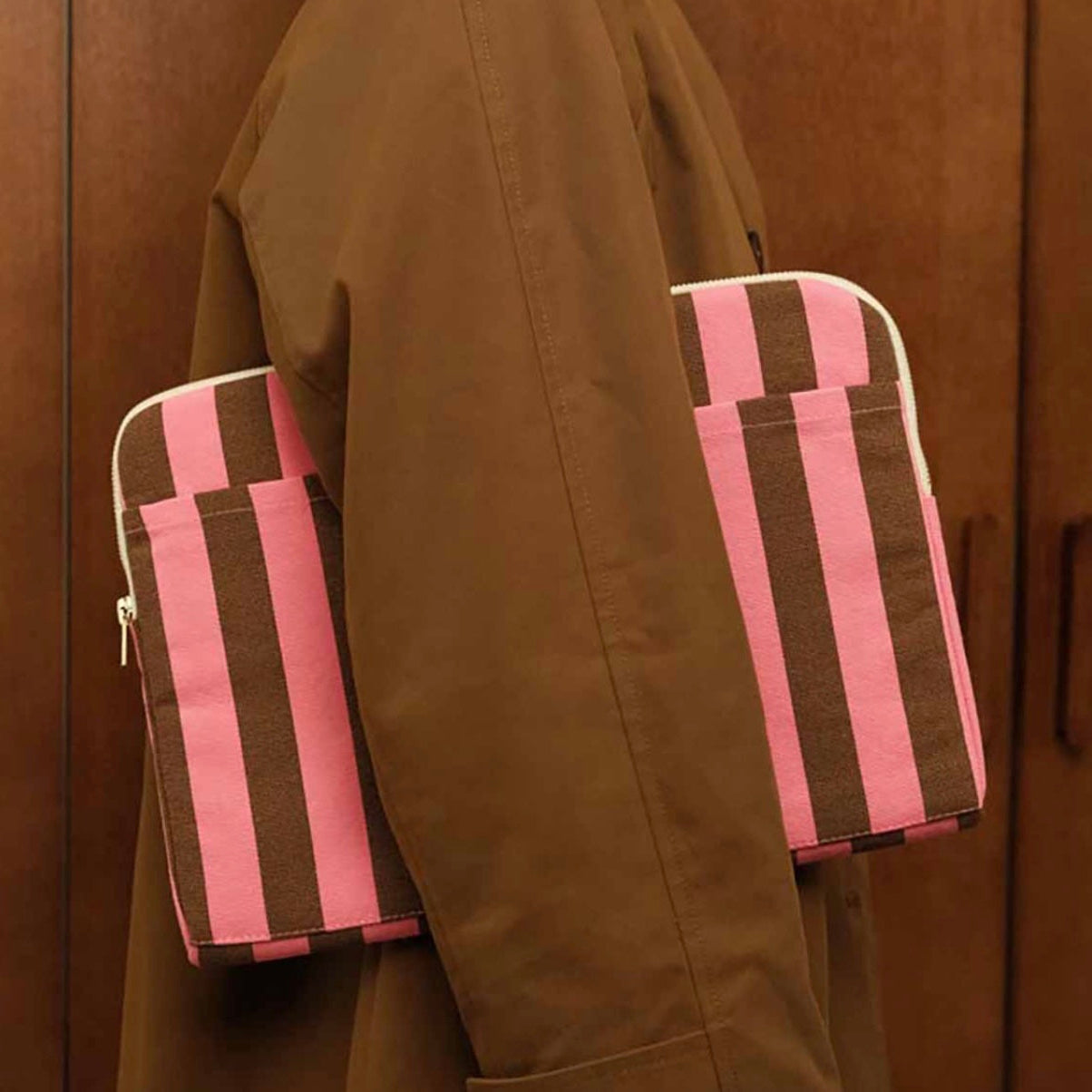 Pochette Ordinateur rayure funky pink / olive