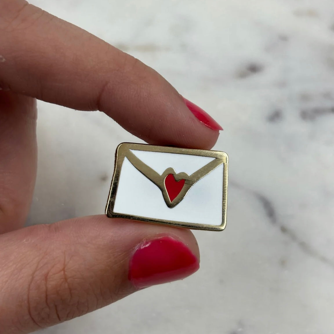 Pin’s Maman - Enveloppe coeur rouge