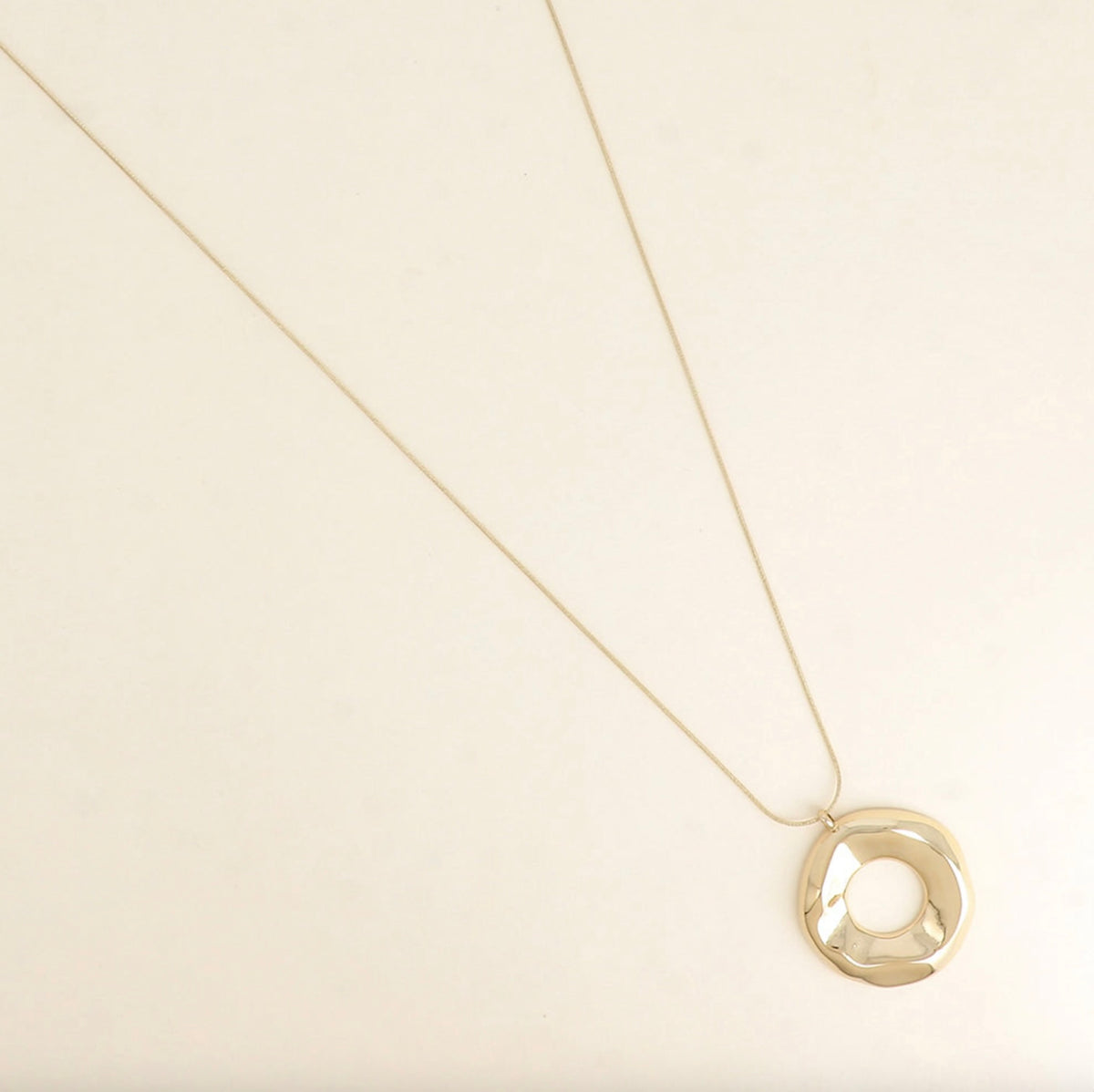 Sautoir - pendentif forme rond ajouré et maille serpent