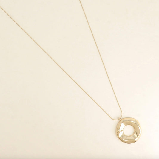 Sautoir - pendentif forme rond ajouré et maille serpent