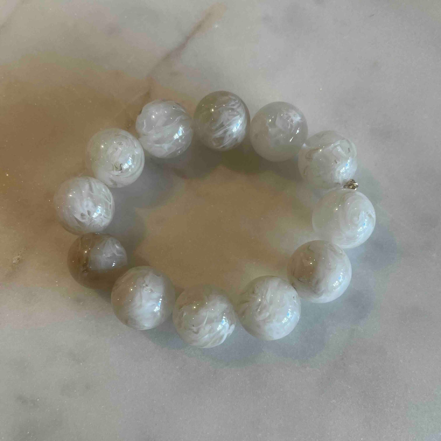 bracelet résine perles rondes