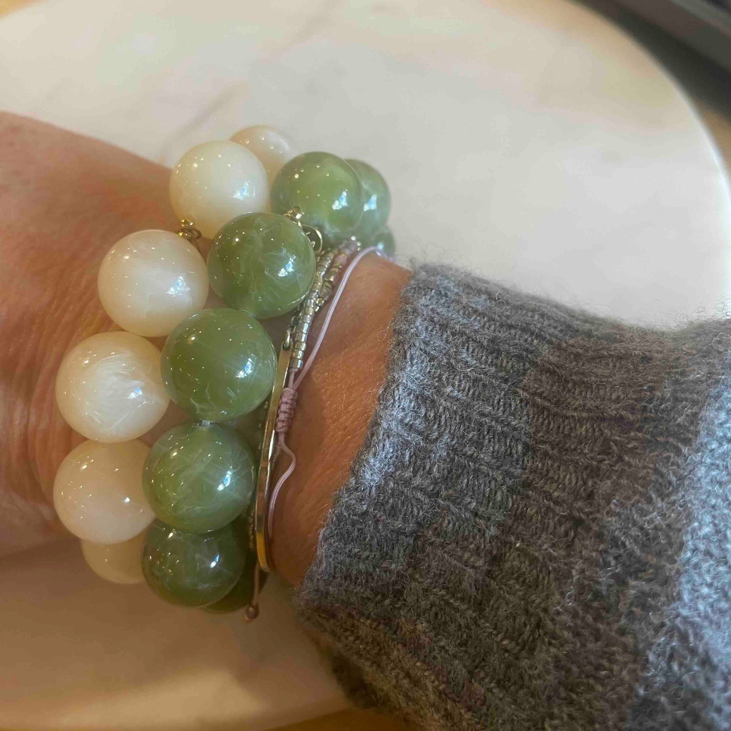 bracelet résine perles rondes