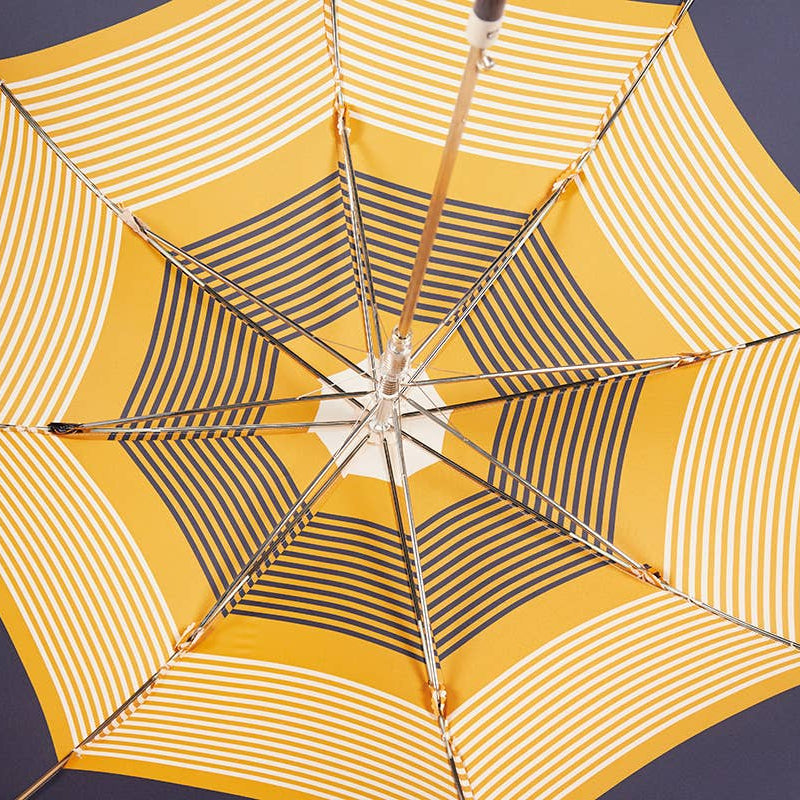 Parapluie long à rayures.