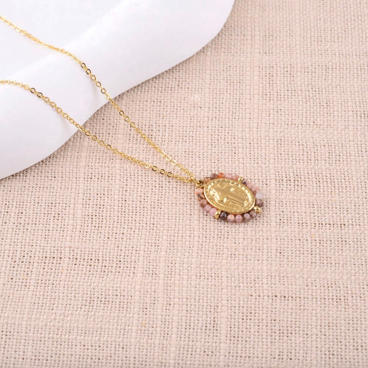 Collier médaillon ovale croix et pierres naturelles