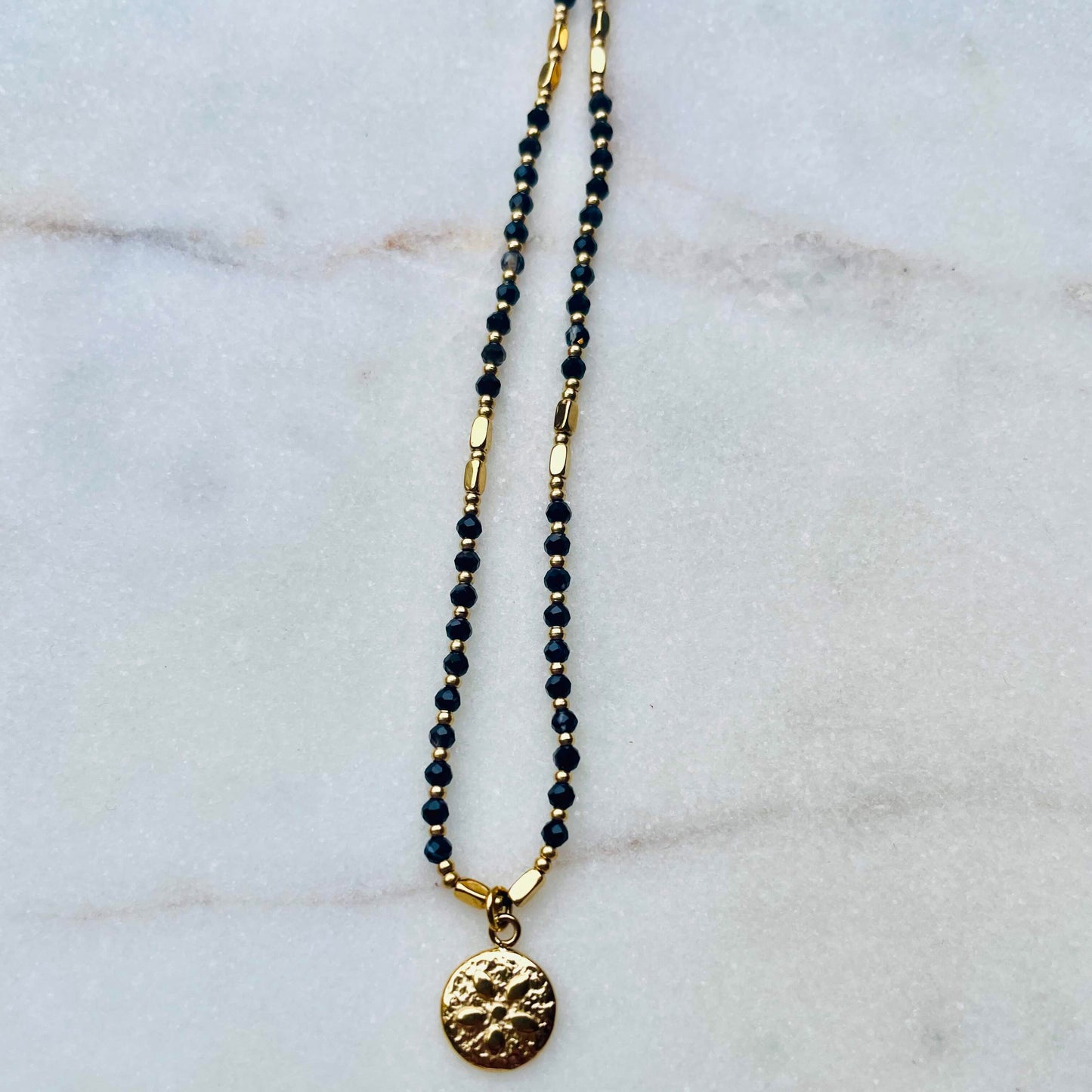 Collier perles noires et dorées