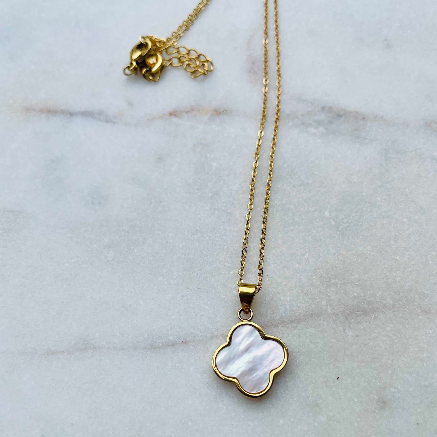 Collier pendentif trèfle nacre & doré