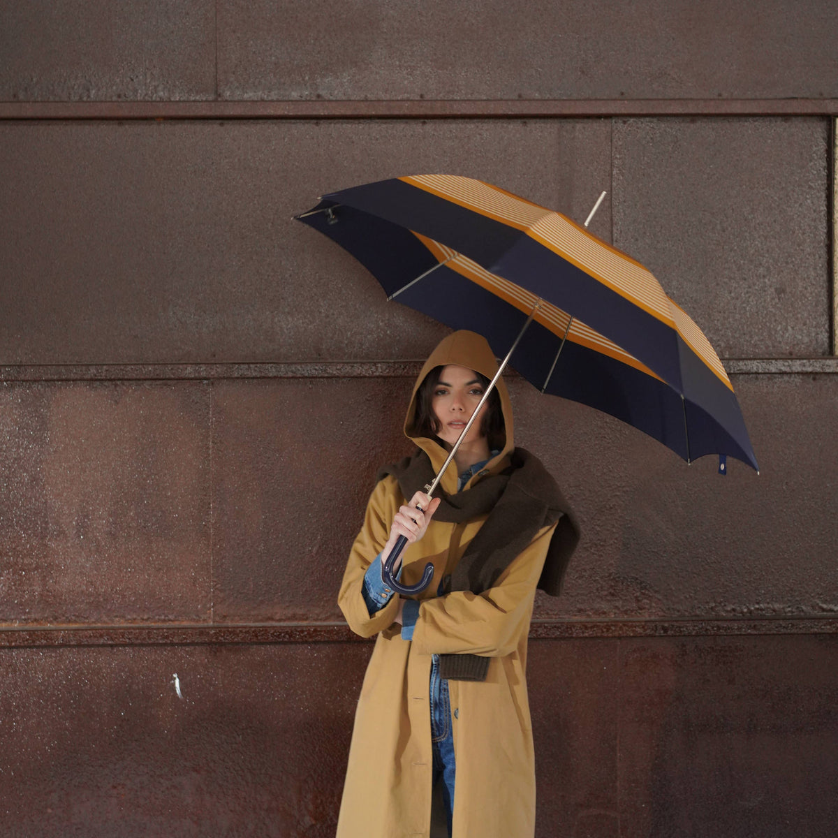 Parapluie long à rayures.