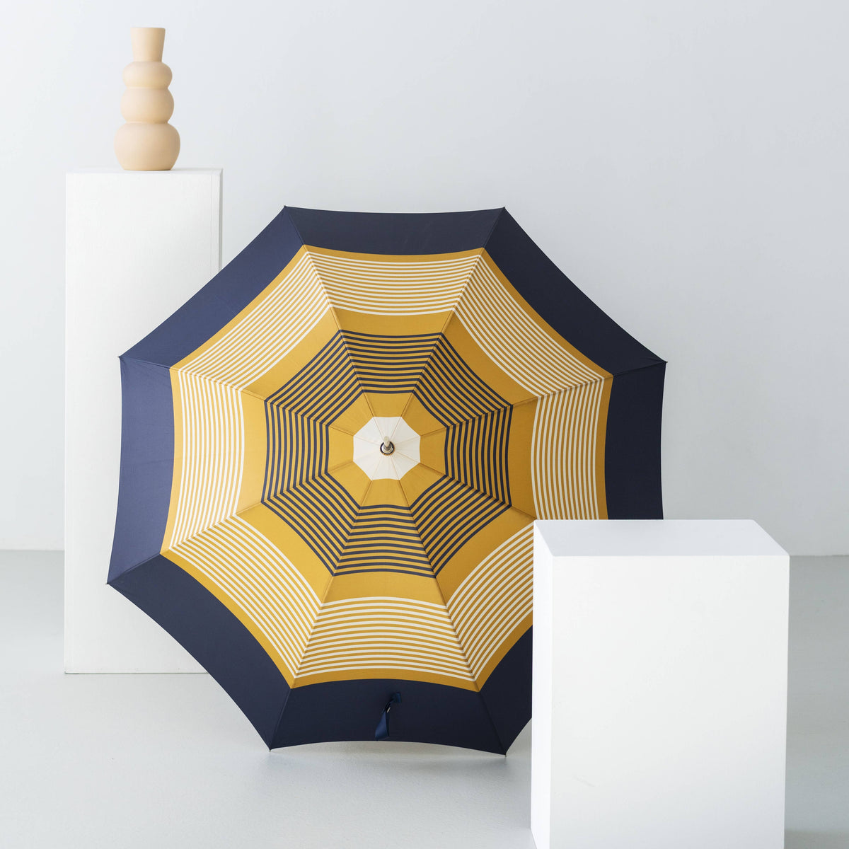 Parapluie long à rayures.